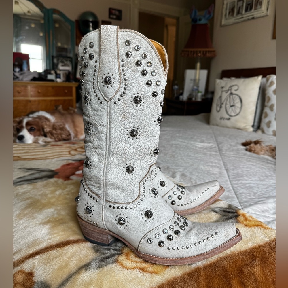 Old Gringo women’s size 7 Studded White Leather Cowboy Boots “Kellie”